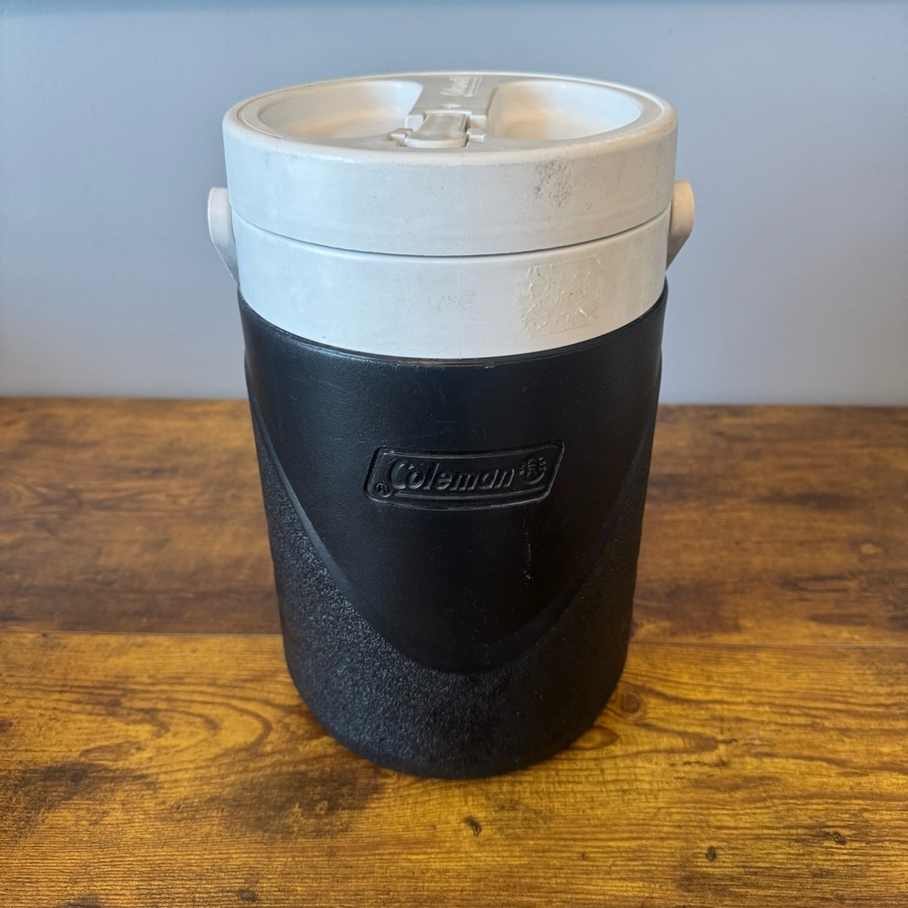Coleman 6001 1 Gallon Water Jug Cooler — Black/White — Vintage — Made in USA